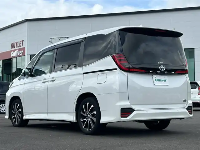 トヨタ ノア ハイブリッド S－Z 鹿児島県 2022(令4)年 2.5万km ホワイトパールクリスタルシャイン フリップダウンモニター/純正ナビ/　　DVD/BT/フルセグ/バックカメラ/両側パワースライドドア/クルーズコントロール/LEDオートライト/シートヒーター/純正17インチアルミホイール/リアオートエアコン/スマートキー/ETC2.0