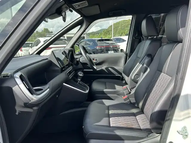 トヨタ ノア ハイブリッド S－Z 鹿児島県 2022(令4)年 2.5万km ホワイトパールクリスタルシャイン フリップダウンモニター/純正ナビ/　　DVD/BT/フルセグ/バックカメラ/両側パワースライドドア/クルーズコントロール/LEDオートライト/シートヒーター/純正17インチアルミホイール/リアオートエアコン/スマートキー/ETC2.0