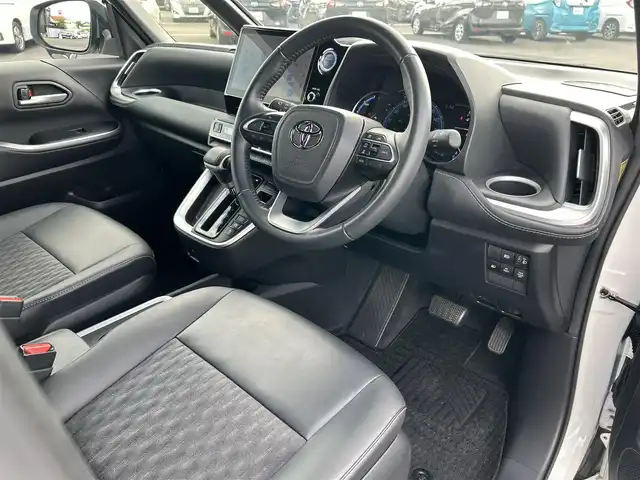 トヨタ ノア ハイブリッド S－Z 鹿児島県 2022(令4)年 2.5万km ホワイトパールクリスタルシャイン フリップダウンモニター/純正ナビ/　　DVD/BT/フルセグ/バックカメラ/両側パワースライドドア/クルーズコントロール/LEDオートライト/シートヒーター/純正17インチアルミホイール/リアオートエアコン/スマートキー/ETC2.0