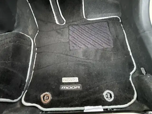 トヨタ パッソ モーダ　S 香川県 2017(平29)年 6.7万km ブラックマイカメタリック/パウダリーベージュメタリック 2トーン ケンウッドナビ/　CD DVD BT フルセグTV/衝突被害軽減装置/アイドリングストップ/横滑り防止装置/LEDヘッドライト/プッシュスタート/スマートキー/純正フロアマット/ドアバイザー/電動格納ウィンカーミラー