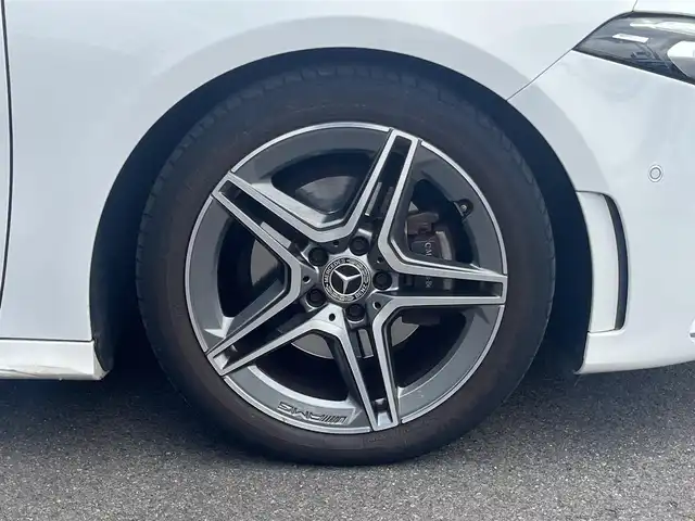 メルセデス・ベンツ Ａ１８０ スタイル AMGライン 岐阜県 2018(平30)年 2.5万km ポーラホワイト レーダーセーフティパッケージ/　アクティブブレーキアシスト/　PRE-SAFEプラス/　アクティブブラインドスポットアシスト/　アクティブレーンキーピングアシスト/　アクティブステアリングアシスト/ナビゲーションパッケージ/　ナビゲーション/　フルセグTV　Bluetooth/AMGライン/　マルチビームLEDヘッドライト/　アダプティブハイビームアシストプラス/メモリー機能付きパワーシート/シートヒーター/パーキングアシストリアビューカメラ