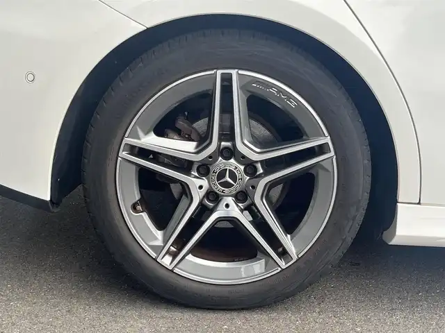 メルセデス・ベンツ Ａ１８０ スタイル AMGライン 岐阜県 2018(平30)年 2.5万km ポーラホワイト レーダーセーフティパッケージ/　アクティブブレーキアシスト/　PRE-SAFEプラス/　アクティブブラインドスポットアシスト/　アクティブレーンキーピングアシスト/　アクティブステアリングアシスト/ナビゲーションパッケージ/　ナビゲーション/　フルセグTV　Bluetooth/AMGライン/　マルチビームLEDヘッドライト/　アダプティブハイビームアシストプラス/メモリー機能付きパワーシート/シートヒーター/パーキングアシストリアビューカメラ