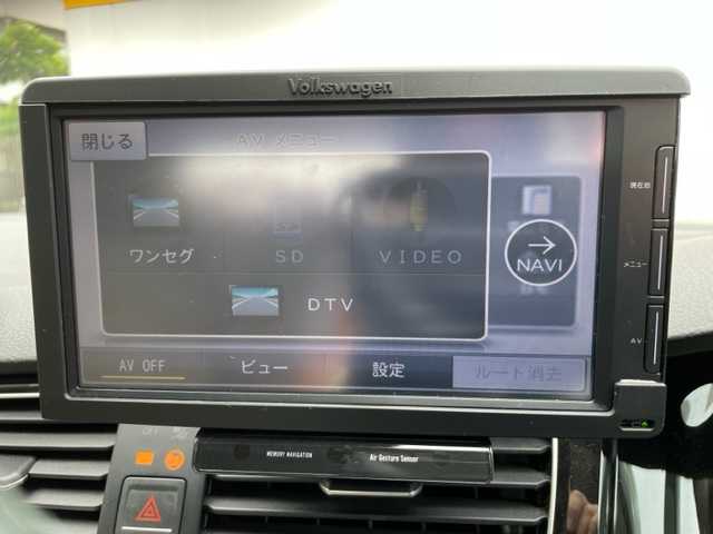フォルクスワーゲン ゴルフ TSI ハイライン 東京都 2013(平25)年 3.1万km パシフィックブルーM 純正Composition Media/・6.5インチディスプレイ/BT/CD/ラジオ/純正ポータブルナビ/・ナビ/DTV/バックカメラ/レザーシートパッケージ/・アイボリー革シート/・パワーシート（運転席）/・シートヒーター（運転席/助手席）/・シートアンダートレイ（助手席）/プリクラッシュブレーキシステム/レーンキープアシストシステム/プロアクティブオキュパントプロテクション/バイキセノンパッケージ/・LEDポジションランプ/・HIDヘッドランプ/・ヘッドランプウォッシャー/・ダイナミックコーナリングランプ/アクティブクルーズコントロール/純正17インチAW/ETC/N席側リバース連動電動格納ドアミラー/パドルシフト付革巻きステアリング/ステアリングスイッチ/キーレスエントリーキー×2/純正フロアマット/取扱説明書/新車時保証書