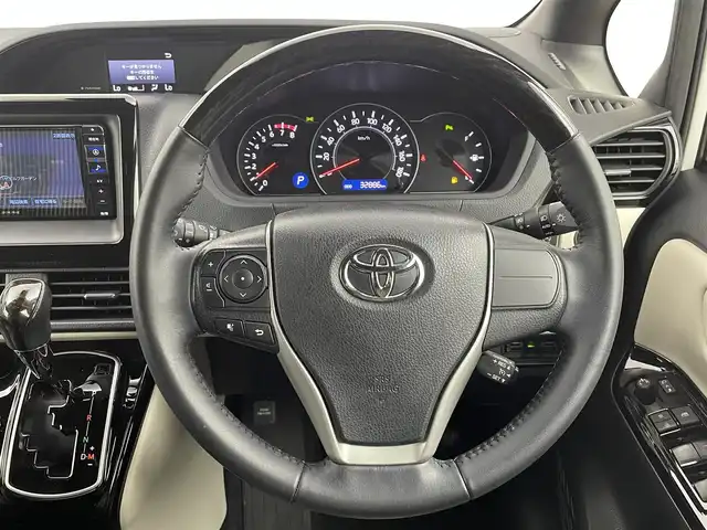 トヨタ ノア Si ダブルバイビーⅢ 茨城県 2021(令3)年 3.3万km ホワイトパールクリスタルシャイン アルパイン７型ナビ　/【フルセグTV/BT/Carplay/CD/DVD/USB】/アルパイン１２．８型後席モニター　/両側電動スライドドア　/クルーズコントロール　/ＬＥＤヘッドライト　/ビルトインＥＴＣ　/バックカメラ　/衝突軽減ブレーキ/スマートキー×1/ステアリングスイッチ/チルトステアリング/シートリフター/シートバックテーブル/ドアバイザー/後席サンシェイド/取扱説明書/新車保証書
