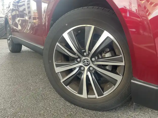 トヨタ ハリアー G 大阪府 2021(令3)年 3.4万km センシュアルレッドマイカ セーフティーセンス/・プリクラッシュセーフティ/・レートレーンシングアシスト/・レーダークルーズコントロール/・アダプディブクハイビームシステム/・ロードサインアシスト/パーキングブレーキサポート/純正ナビ/・Bluetooth/・バックカメラ/純正18インチアルミホイール/ハーフレザー/パワーバックドア/LEDヘッドライト/・オートライト/プッシュスタート/ETC/ワンオーナー/新車保証書/取扱説明書