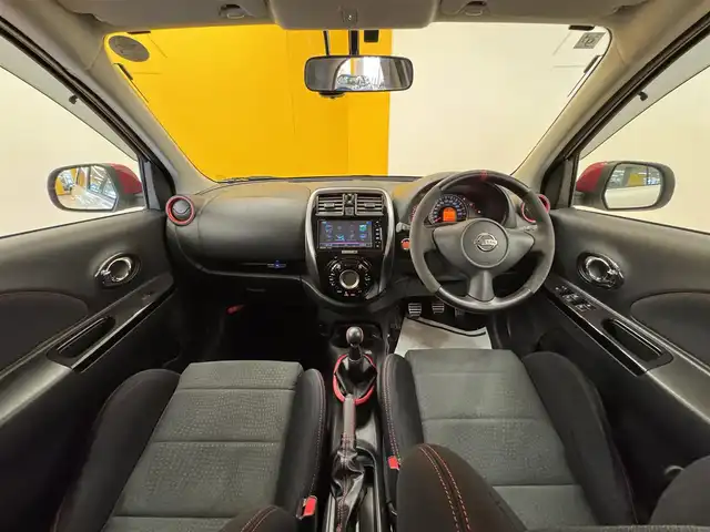 日産 マーチ ニスモS 群馬県 2021(令3)年 0.8万km ブリリアントホワイトパール 社外7インチワイドナビ/・AM/FM/フルセグTV/・CD/DVD/USB/SD/・Bluetooth/MSV/5MT/横滑り防止/バックカメラ/バックフォグランプ/ドライブレコーダー/純正フロアマット/純正ドアバイザー/純正16インチアルミホイール/社外LEDヘッドライト/社外マフラー（フジツボ）/ニスモブレーキホース/スマートキー/プッシュスタート