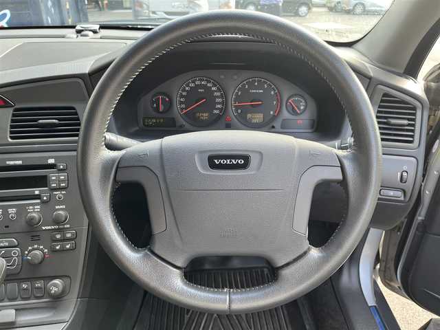 ボルボ Ｖ７０ 滋賀県 2001(平13)年 10.4万km シルバーメタリック 禁煙車/スマートキー/スペアキー/黒革シート/シートヒーター/パワーシート/電動格納ミラー/エアコン/ポータブルナビ/カーオーディオ/純正アルミホイール