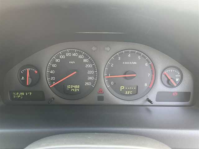 ボルボ Ｖ７０ 滋賀県 2001(平13)年 10.4万km シルバーメタリック 禁煙車/スマートキー/スペアキー/黒革シート/シートヒーター/パワーシート/電動格納ミラー/エアコン/ポータブルナビ/カーオーディオ/純正アルミホイール