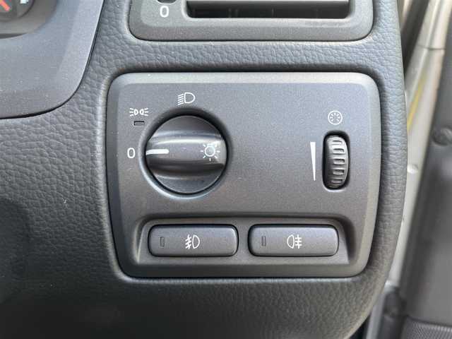 ボルボ Ｖ７０ 滋賀県 2001(平13)年 10.4万km シルバーメタリック 禁煙車/スマートキー/スペアキー/黒革シート/シートヒーター/パワーシート/電動格納ミラー/エアコン/ポータブルナビ/カーオーディオ/純正アルミホイール