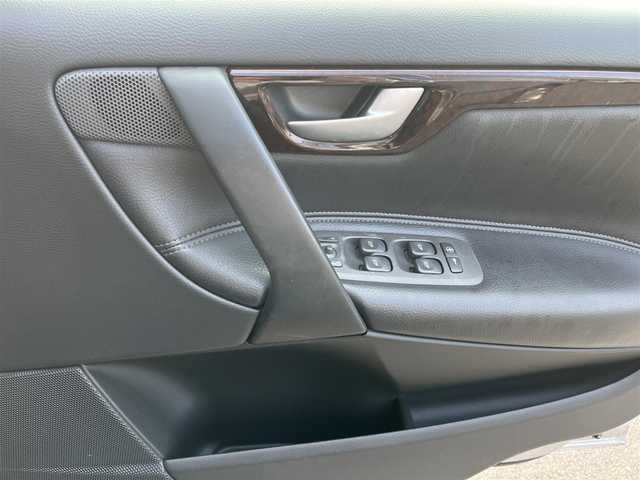 ボルボ Ｖ７０ 滋賀県 2001(平13)年 10.4万km シルバーメタリック 禁煙車/スマートキー/スペアキー/黒革シート/シートヒーター/パワーシート/電動格納ミラー/エアコン/ポータブルナビ/カーオーディオ/純正アルミホイール