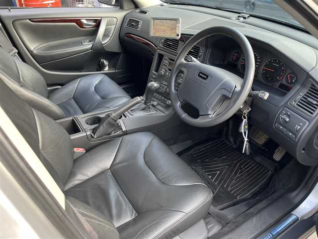 ボルボ Ｖ７０ 滋賀県 2001(平13)年 10.4万km シルバーメタリック 禁煙車/スマートキー/スペアキー/黒革シート/シートヒーター/パワーシート/電動格納ミラー/エアコン/ポータブルナビ/カーオーディオ/純正アルミホイール