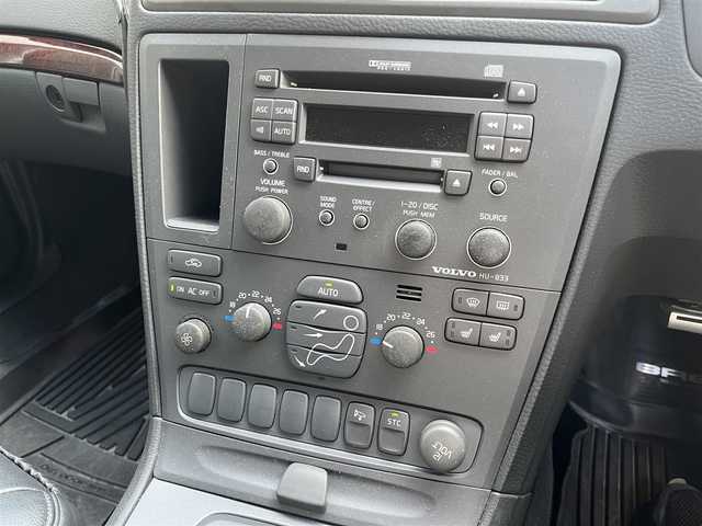 ボルボ Ｖ７０ 滋賀県 2001(平13)年 10.4万km シルバーメタリック 禁煙車/スマートキー/スペアキー/黒革シート/シートヒーター/パワーシート/電動格納ミラー/エアコン/ポータブルナビ/カーオーディオ/純正アルミホイール