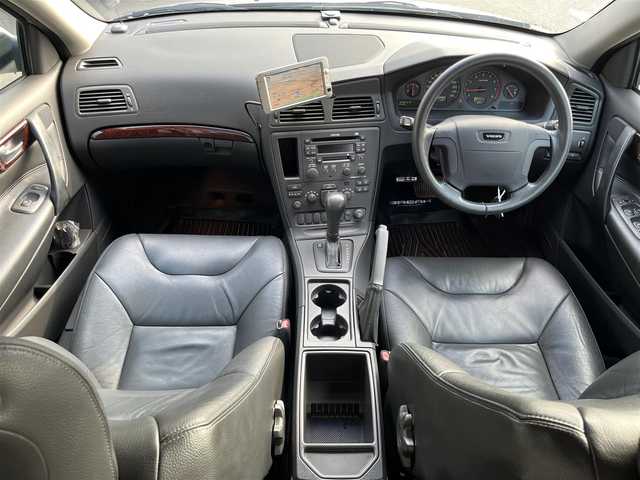 ボルボ Ｖ７０ 滋賀県 2001(平13)年 10.4万km シルバーメタリック 禁煙車/スマートキー/スペアキー/黒革シート/シートヒーター/パワーシート/電動格納ミラー/エアコン/ポータブルナビ/カーオーディオ/純正アルミホイール