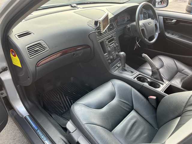 ボルボ Ｖ７０ 滋賀県 2001(平13)年 10.4万km シルバーメタリック 禁煙車/スマートキー/スペアキー/黒革シート/シートヒーター/パワーシート/電動格納ミラー/エアコン/ポータブルナビ/カーオーディオ/純正アルミホイール