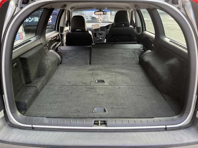 ボルボ Ｖ７０ 滋賀県 2001(平13)年 10.4万km シルバーメタリック 禁煙車/スマートキー/スペアキー/黒革シート/シートヒーター/パワーシート/電動格納ミラー/エアコン/ポータブルナビ/カーオーディオ/純正アルミホイール