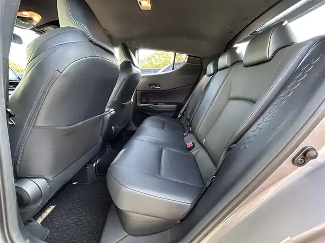 トヨタ Ｃ－ＨＲ G 大阪府 2016(平28)年 4万km メタルストリームM 純正９型ナビ/・CD/DVD/BT/フルセグ/追従クルーズコントロール/プリクラッシュセーフティ/シートヒーター/レザーシート/クリアランスソナー/ドライブレコーダー/ビルトインＥＴＣ/ＬＥＤライト/オートマチックハイビーム/バックカメラ/純正アルミ/スマートキー