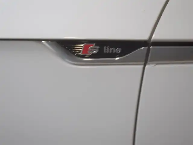 アウディ Ａ５ SB 2．0 TFSI スポーツ 東京都 2017(平29)年 3.3万km グレイシアホワイトメタリック 2000CCターボ/純正ナビゲーション/地上デジタルテレビ/Bカメラ/ETC DSRC/レーダークルーズコントロール/アクティブレーンアシスト/マトリクスLED/前席電動シート・シートヒーター/パワーバックドア/スマートキー/アイドリングストップ/アウディドライブセレクト/点検整備記録簿/・R23456年有/取扱説明書/純正アルミホイール18インチ/純正フロアマット