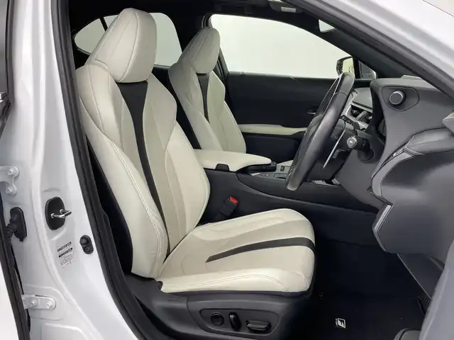レクサス ＵＸ 250h Fスポーツ 新潟県 2021(令3)年 6.4万km ホワイトノーヴァガラスフレーク サンルーフ/メーカーナビ/(CD.DVD.SD.フルセグ.Bluetooth.Miracast)/パノラミックビューモニター/レクサスセーフティ/レーダークルーズコントロール/レーンキープアシスト/ブラインドスポットモニター/オートマチックハイビーム/革巻きステアリング/ステアリングリモコン/LEDオートライト/フォグランプ/コーナーセンサー/パワーバックドア/前後ドライブレコーダー/前席パワーシート.ヒーター/L_TEXスポーツシート/パドルシフト/ASC/プッシュスタート/スマートキー