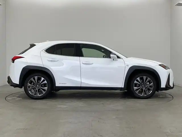 レクサス ＵＸ 250h Fスポーツ 新潟県 2021(令3)年 6.4万km ホワイトノーヴァガラスフレーク サンルーフ/メーカーナビ/(CD.DVD.SD.フルセグ.Bluetooth.Miracast)/パノラミックビューモニター/レクサスセーフティ/レーダークルーズコントロール/レーンキープアシスト/ブラインドスポットモニター/オートマチックハイビーム/革巻きステアリング/ステアリングリモコン/LEDオートライト/フォグランプ/コーナーセンサー/パワーバックドア/前後ドライブレコーダー/前席パワーシート.ヒーター/L_TEXスポーツシート/パドルシフト/ASC/プッシュスタート/スマートキー