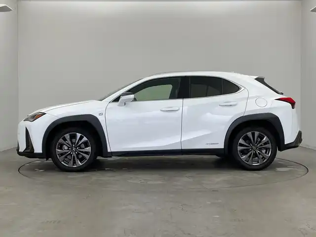 レクサス ＵＸ 250h Fスポーツ 新潟県 2021(令3)年 6.4万km ホワイトノーヴァガラスフレーク サンルーフ/メーカーナビ/(CD.DVD.SD.フルセグ.Bluetooth.Miracast)/パノラミックビューモニター/レクサスセーフティ/レーダークルーズコントロール/レーンキープアシスト/ブラインドスポットモニター/オートマチックハイビーム/革巻きステアリング/ステアリングリモコン/LEDオートライト/フォグランプ/コーナーセンサー/パワーバックドア/前後ドライブレコーダー/前席パワーシート.ヒーター/L_TEXスポーツシート/パドルシフト/ASC/プッシュスタート/スマートキー