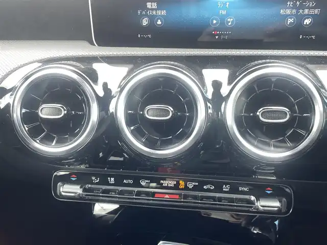 メルセデス・ベンツ Ａ１８０ AMG スタイル 三重県 2018(平30)年 3.4万km 黒 10.5インチコクピットディスプレイ/ナビ機能/Bluetooth/フルセグテレビ/バックカメラ/7AT/マルチビームLEDヘッドランプ/ボディ同色電動オート格納ドアミラー/プライバシーガラス/レーダーセーフティパッケージ/　＊緊急回避補助システム/クルーズコントロール/シートヒーター（運転席/助手席）/パワーシート（運転席/助手席）/キーレスゴー/プッシュスタート