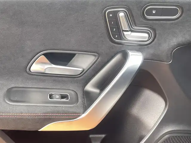 メルセデス・ベンツ Ａ１８０ AMG スタイル 三重県 2018(平30)年 3.4万km 黒 10.5インチコクピットディスプレイ/ナビ機能/Bluetooth/フルセグテレビ/バックカメラ/7AT/マルチビームLEDヘッドランプ/ボディ同色電動オート格納ドアミラー/プライバシーガラス/レーダーセーフティパッケージ/　＊緊急回避補助システム/クルーズコントロール/シートヒーター（運転席/助手席）/パワーシート（運転席/助手席）/キーレスゴー/プッシュスタート