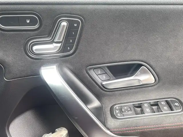 メルセデス・ベンツ Ａ１８０ AMG スタイル 三重県 2018(平30)年 3.4万km 黒 10.5インチコクピットディスプレイ/ナビ機能/Bluetooth/フルセグテレビ/バックカメラ/7AT/マルチビームLEDヘッドランプ/ボディ同色電動オート格納ドアミラー/プライバシーガラス/レーダーセーフティパッケージ/　＊緊急回避補助システム/クルーズコントロール/シートヒーター（運転席/助手席）/パワーシート（運転席/助手席）/キーレスゴー/プッシュスタート