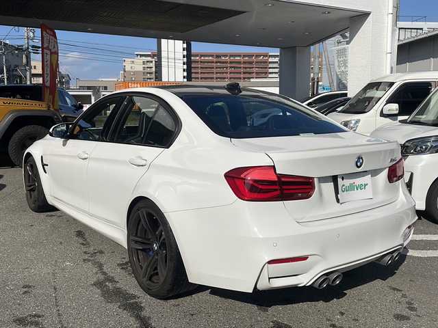 ＢＭＷ Ｍ３ セダン 福岡県 2018(平30)年 2.9万km アルピンホワイトⅢ 純正メーカーナビ/（Ｂｌｕｅｔｏｏｔｈ・ＴＶ・ＣＤ・ＤＶＤ・ＦＭ・ＡＭ）　/ビルトインＥＴＣ　/クルーズコントロール/ヘッドアップディスプレイ/前後ドライブレコーダー　/レザーシート　/前席シートヒーター　/前席パワーシート/運転席メモリーシート/MTモード付AT車/電動リアゲート/バックカメラ/USBポート/プッシュスタートボタン/スマートキー/スペアキー1本/純正フロアマット/保証書/取扱説明書