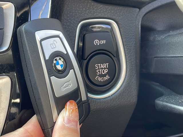 ＢＭＷ Ｍ３ セダン 福岡県 2018(平30)年 2.9万km アルピンホワイトⅢ 純正メーカーナビ/（Ｂｌｕｅｔｏｏｔｈ・ＴＶ・ＣＤ・ＤＶＤ・ＦＭ・ＡＭ）　/ビルトインＥＴＣ　/クルーズコントロール/ヘッドアップディスプレイ/前後ドライブレコーダー　/レザーシート　/前席シートヒーター　/前席パワーシート/運転席メモリーシート/MTモード付AT車/電動リアゲート/バックカメラ/USBポート/プッシュスタートボタン/スマートキー/スペアキー1本/純正フロアマット/保証書/取扱説明書