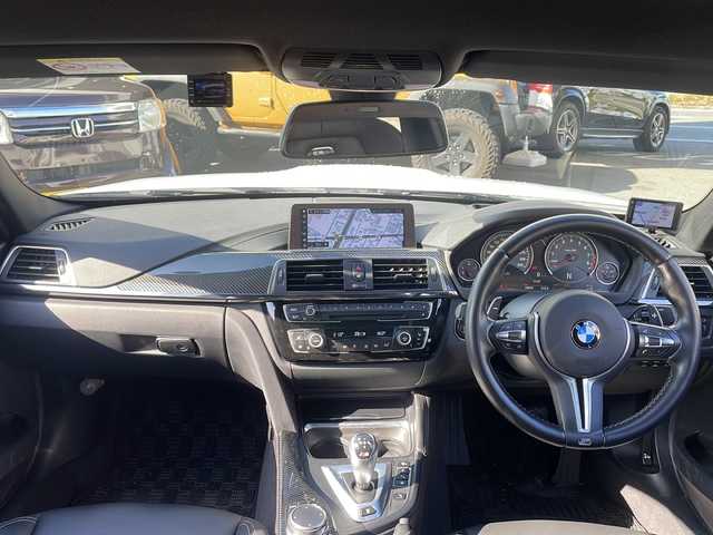 ＢＭＷ Ｍ３ セダン 福岡県 2018(平30)年 2.9万km アルピンホワイトⅢ 純正メーカーナビ/（Ｂｌｕｅｔｏｏｔｈ・ＴＶ・ＣＤ・ＤＶＤ・ＦＭ・ＡＭ）　/ビルトインＥＴＣ　/クルーズコントロール/ヘッドアップディスプレイ/前後ドライブレコーダー　/レザーシート　/前席シートヒーター　/前席パワーシート/運転席メモリーシート/MTモード付AT車/電動リアゲート/バックカメラ/USBポート/プッシュスタートボタン/スマートキー/スペアキー1本/純正フロアマット/保証書/取扱説明書