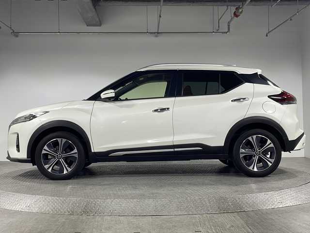 日産 キックス X ツートーンインテリアED 神奈川県 2021(令3)年 4万km ホワイト 純正9型SDナビゲーション【MM323D-L】/フルセグ　AM FM CD DVD　MUSICSTOCKER USB　SD　Bluetooth　/インテリジェントアラウンドビューモニター/インテリジェントルームミラー/セーフティアシスト/プロパイロット　/レーダークルーズコントロール/インテリジェントエマージェンシーブレーキ/インテリジェントLI【車線逸脱防止支援システム】/踏み間違い防止アシスト/ハイビームアシスト/ツートーン合皮シート/前席シートヒーター/革巻きステアリング/ステアリングヒーター/SOSコール/ビルトインETC/リアヒーターダクト/前後ソナー/全席USB電源ソケット/ブルーLEDプッシュパワースターター/インテリジェントキー/シルバールーフレール/LEDヘッドランプ/インテリジェントオートライト/純正17インチアルミホイール