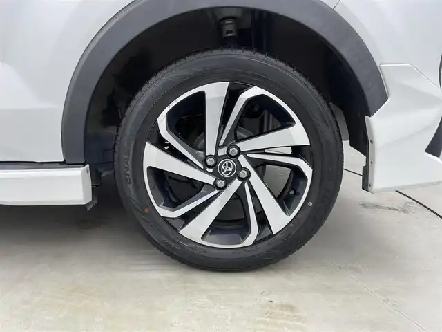 トヨタ ライズ Z 福井県 2021(令3)年 2.4万km シャイニングホワイトパール モデリスタエアロ/純正ディスプレイオーディオ/フルセグTV/Bluetooth/CarPlay/AM/FM/全方位モニター/スマートアシスト/・衝突軽減ブレーキ/・先行車発進お知らせ/・車線逸脱警報/・オートハイビーム/・標識認識/・誤発進抑制機能/・ふらつき警報/純正ドライブレコーダー/シートヒーター/スペアキー/ステアリングスイッチ/革巻きステアリング/ステアリングチルド機構
