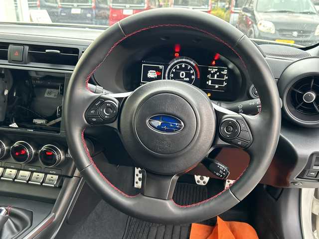 スバル ＢＲＺ S 福岡県 2021(令3)年 0.9万km クリスタルホワイトP オーディオレス車/6速MT/前席シートヒーター/ETC/クルーズコントロール追従なし/オートライト/LEDヘッドライト/電動格納ミラー/オートエアコン/純正フロアマット/純正アルミホイール