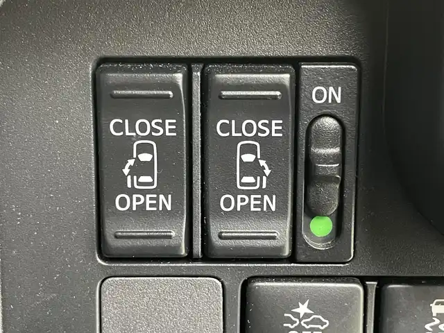 トヨタ ルーミー カスタムG S 岡山県 2018(平30)年 2万km ブラックマイカメタリック/レーザーブルークリスタルシャイン 2トーン 純正９インチナビ　/（CD/DVD/BT/フルセグ）/衝突軽減ブレーキ　/両側電動スライド　/アラウンドビューモニター　/ビルトインＥＴＣ　/ＬＥＤヘッドライト　/クルーズコントロール　/ドライブレコーダー　　/コーナーセンサー/オートハイビーム/フォグランプ/プッシュスタート　/スマートキー/スペアキー×１/純正フロアマット/純正アルミホイール