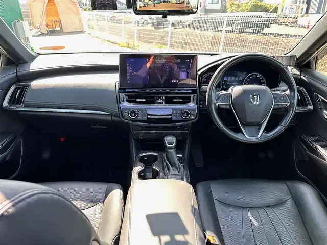トヨタ クラウン ハイブリッド RS アドバンス 宮城県 2020(令2)年 2.5万km プレシャスホワイトパール セーフティパッケージプラス/・デジタルインナーミラー/・パーキングサポートブレーキ/リアカメラディテクション/・パノラミックビューモニター/ムーンルーフ/AC100V/1500Wコンセント/＝＝＝/セーフティセンス/・プリクラッシュセーフティ/・レーントレーシングアシスト/・レーダークルーズコントロール/・アダプティブハイビームシステム/・ロードサインアシスト/・先行車発進告知機能/・ドライバー異常時対応システム/ブラインドスポットモニター/リアクロストラフィックオートブレーキ/リアクロストラフィックアラート/ヘッドアップディスプレイ/純正12.3インチナビ/・CD/DVD/・Bluetooth/・フルセグTV/ビルトインETC2.0/ドライブレコーダー/レザーシート/シートヒーター/ベンチレーション/パワーシート/ステアリングヒーター/パドルシフト/電動パーキングブレーキ/ブレーキホールド/LEDヘッドライト/シーケンシャルターンランプ/フォグランプ/オートライト/純正18インチAW/純正フロアマット/純正ドアバイザー
