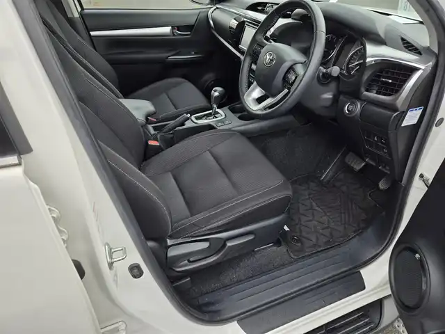 トヨタ ハイラックス Z 鹿児島県 2021(令3)年 4万km スーパーホワイトⅡ GRロールバー　/GRマッドガード　/GRマフラー/レーダークルーズコントロール　/ＥＴＣ　/純正ＳＤナビ（ＮＳＣＰ－Ｗ６８）　/Ｂｌｕｅｔｏｏｔｈオーディオ　/前後コーナーセンサー　/ヒルディセントコントロール/ＭＴモード付きＡＴ/プッシュスタート/スマートキー/アイドリングストップ/レーンキープアシスト/横滑り防止装置/デフロック/エアバッグ(W+サイド)