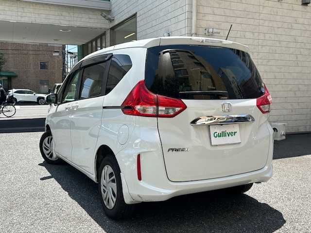 ホンダ フリード G ホンダセンシング 東京都 2016(平28)年 7.8万km ホワイトオーキッドパール 登録時走行77985km/ホンダセンシング/・CMBS（衝突軽減ブレーキ）/・歩行者事故低減ステアリング/・アダプティブクルーズコントロール/・LKAS（車線維持支援システム）/・路外逸脱抑制機能/・誤発進抑制機能/・先行車発進お知らせ機能/・標識認識脳/・マルチインフォメーションディスプレイ/4WD/LEDライト/純正メモリーナビ・フルセグTV/バックカメラ/両側パワースライドドア/ビルトインETC/H29.30.R1.2.3.5年記録簿/保証書・取説/スペアキー