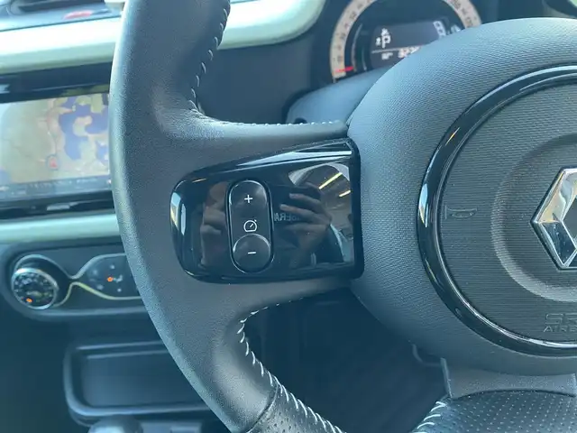 ルノー トゥインゴ ラ・パリジェンヌ 福岡県 2019(令1)年 3.3万km Ｌグリーン ・純正ナビ/BT/USB/・バックカメラ/・ハーフレザー/シートヒーター/・フルセグ/・ETC/・純正16AW/・取扱説明書