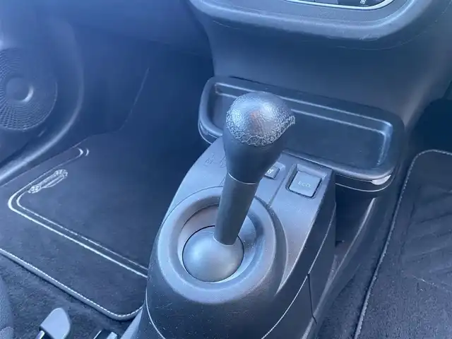 ルノー トゥインゴ ラ・パリジェンヌ 福岡県 2019(令1)年 3.3万km Ｌグリーン ・純正ナビ/BT/USB/・バックカメラ/・ハーフレザー/シートヒーター/・フルセグ/・ETC/・純正16AW/・取扱説明書