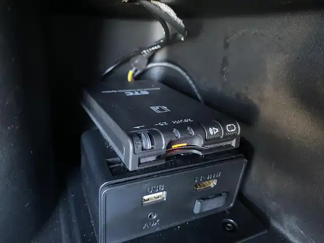 ルノー トゥインゴ ラ・パリジェンヌ 福岡県 2019(令1)年 3.3万km Ｌグリーン ・純正ナビ/BT/USB/・バックカメラ/・ハーフレザー/シートヒーター/・フルセグ/・ETC/・純正16AW/・取扱説明書