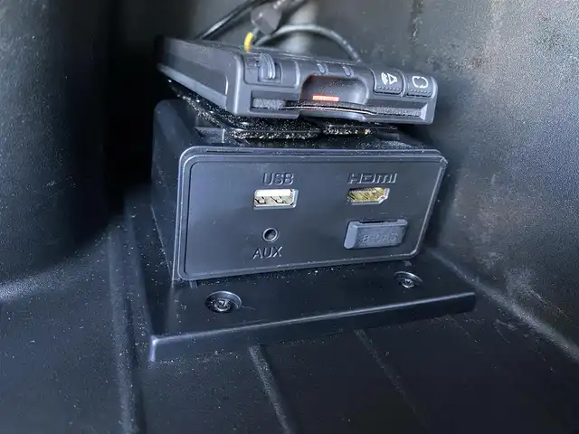 ルノー トゥインゴ ラ・パリジェンヌ 福岡県 2019(令1)年 3.3万km Ｌグリーン ・純正ナビ/BT/USB/・バックカメラ/・ハーフレザー/シートヒーター/・フルセグ/・ETC/・純正16AW/・取扱説明書