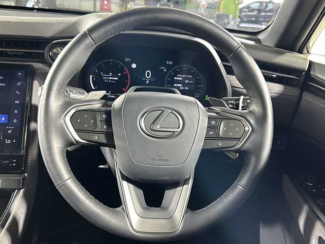 レクサス ＬＢＸ クール 沖縄県 2024(令6)年 1.8万km パールⅡ 県外仕入れ/禁煙車/純正ディスプレイオーディオ/（BT/FM/AM/USB/フルセグTV）/ステアリングリモコン/アドバンスドドライブ/パノラマビューモニター/・レクサスセーフティシステム+/・プリクラッシュセーフティ/・レーンディパーチャーアラート /・レーダークルーズコントロール /・ロードサインアシスト /・アダプティブハイビームシステム/コーナーセンサー/パワーバックドア/おくだけ充電/オートブレーキホールド/ヘッドアップディスプレイ/ブラインドスポットモニター/パワーシート/シートメモリ/シートヒーター/ステアリングヒーター/純正アルミホイール/純正ドアバイザー/純正フロアマット