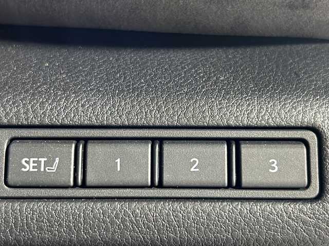 レクサス ＬＢＸ クール 沖縄県 2024(令6)年 1.8万km パールⅡ 県外仕入れ/禁煙車/純正ディスプレイオーディオ/（BT/FM/AM/USB/フルセグTV）/ステアリングリモコン/アドバンスドドライブ/パノラマビューモニター/・レクサスセーフティシステム+/・プリクラッシュセーフティ/・レーンディパーチャーアラート /・レーダークルーズコントロール /・ロードサインアシスト /・アダプティブハイビームシステム/コーナーセンサー/パワーバックドア/おくだけ充電/オートブレーキホールド/ヘッドアップディスプレイ/ブラインドスポットモニター/パワーシート/シートメモリ/シートヒーター/ステアリングヒーター/純正アルミホイール/純正ドアバイザー/純正フロアマット