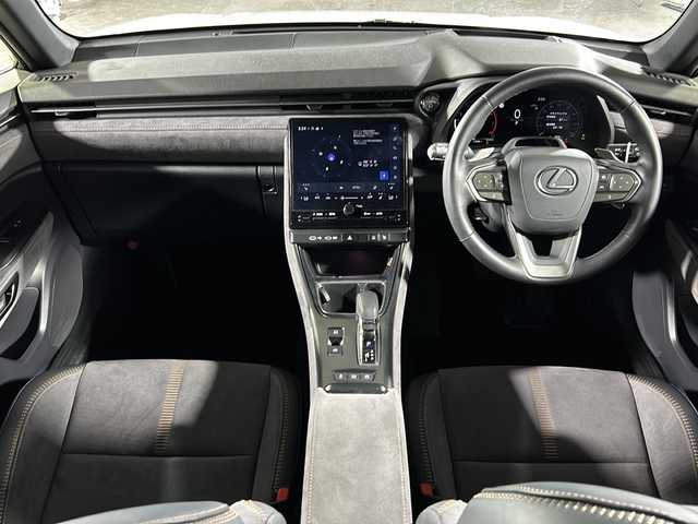 レクサス ＬＢＸ クール 沖縄県 2024(令6)年 1.8万km パールⅡ 県外仕入れ/禁煙車/純正ディスプレイオーディオ/（BT/FM/AM/USB/フルセグTV）/ステアリングリモコン/アドバンスドドライブ/パノラマビューモニター/・レクサスセーフティシステム+/・プリクラッシュセーフティ/・レーンディパーチャーアラート /・レーダークルーズコントロール /・ロードサインアシスト /・アダプティブハイビームシステム/コーナーセンサー/パワーバックドア/おくだけ充電/オートブレーキホールド/ヘッドアップディスプレイ/ブラインドスポットモニター/パワーシート/シートメモリ/シートヒーター/ステアリングヒーター/純正アルミホイール/純正ドアバイザー/純正フロアマット