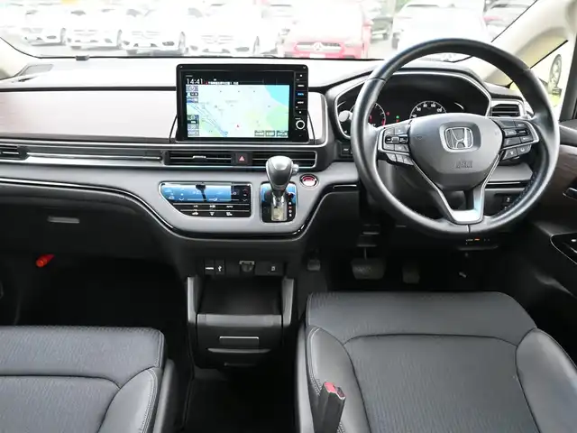 ホンダ オデッセイ アブソルート 千葉県 2021(令3)年 5.4万km スーパープラチナメタリック 215/60R17/ホンダセンシング/・衝突軽減ブレーキ（CMBS）/・車線維持支援システム（LKAS）/・アダプティブクルーズコントロール（ACC）/・後方誤発進抑制機能/・誤発進抑制機能/両側パワースライドドア/純正コネクトナビ/地デジTV/【DVD/CD再生機能　Bluetooth接続】/マルチビューカメラシステム/運転席パワーシート/ハーフレザーシート/ドライブレコーダー（前後撮影）/革巻きステアリング/ステアリングスイッチ/パドルシフト/ETC/LEDヘッドライト/フォグライト/ウインカーミラー/コーナーセンサー/純正17インチアルミホイル/サイド/カーテンエアバッグ/Honda スマートキー