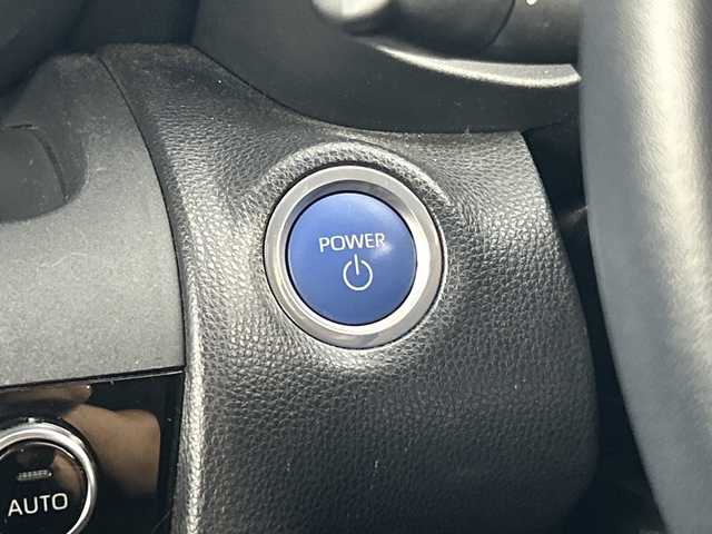 トヨタ ヤリスクロス ハイブリッド G 愛知県 2022(令4)年 6.1万km センシュアルレッドマイカ 禁煙車/ワンオーナー/純正8インチディスプレイオーディオ/（AM/FM/Bluetooth/フルセグTV/USB)/バックカメラ/トヨタセーフティセンス/・プリクラッシュセーフティ/・レーントレーシングアシスト/・パーキングサポートブレーキ/・パーキングセンサー/・レーダークルーズコントロール/・オートマチックハイビーム/・ロードサインアシスト/ETC/パワーバックドア/純正16インチアルミホイール/スマートキー/スペアキー1本/プッシュスタート/LEDヘッドライト/フロントフォグランプ/純正フロアマット/電子パーキングブレーキ/オートホールド/横滑り防止装置/電動格納ミラー