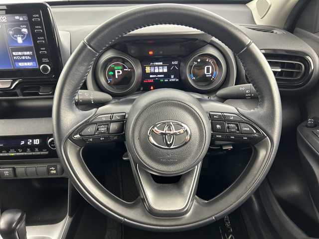 トヨタ ヤリスクロス ハイブリッド G 愛知県 2022(令4)年 6.1万km センシュアルレッドマイカ 禁煙車/ワンオーナー/純正8インチディスプレイオーディオ/（AM/FM/Bluetooth/フルセグTV/USB)/バックカメラ/トヨタセーフティセンス/・プリクラッシュセーフティ/・レーントレーシングアシスト/・パーキングサポートブレーキ/・パーキングセンサー/・レーダークルーズコントロール/・オートマチックハイビーム/・ロードサインアシスト/ETC/パワーバックドア/純正16インチアルミホイール/スマートキー/スペアキー1本/プッシュスタート/LEDヘッドライト/フロントフォグランプ/純正フロアマット/電子パーキングブレーキ/オートホールド/横滑り防止装置/電動格納ミラー