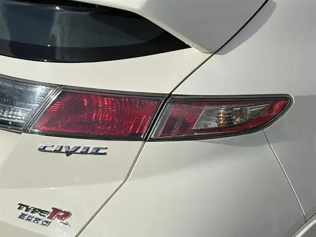 ホンダ シビック タイプR ユーロ 岩手県 2011(平23)年 3.4万km チャンピオンシップホワイト 禁煙車/ワンオーナー/6MT/純正オーディオ/→CD/FM/AM/AUX/ステアリングスイッチ/ビークルスタビリティアシスト/・ABS/・トラクションコントロール/・横滑り抑制機能/コーナーセンサー/〇プッシュスタート/〇電動格納ミラー/〇ウィンカーミラー/〇フロアマット/〇キーレス/〇取扱説明書/〇保証書/スペアキー/ETC