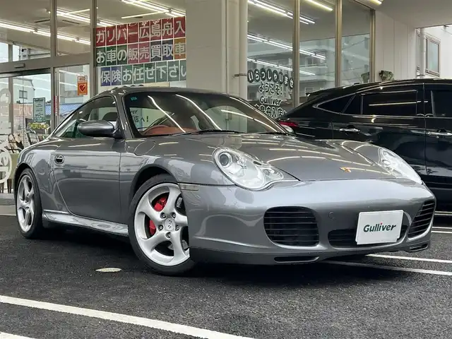 ポルシェ ９１１ カレラ4 S 広島県 2003(平15)年 5.5万km シールグレー 走行距離54575km（入庫時）/　社外ディスプレイオーディオ/　純正18インチアルミホイール/　本革シート（赤色）/　フロントパワーシート（運転席：メモリ付き）/　フロントシートヒーター/　ティプトロニック/　ETC/　ルーフ：アルカンターラ（内）/　バックカメラ/　キーレスキー/○タイヤサイズ/・フロント：225/40/18/・リア：295/30/18