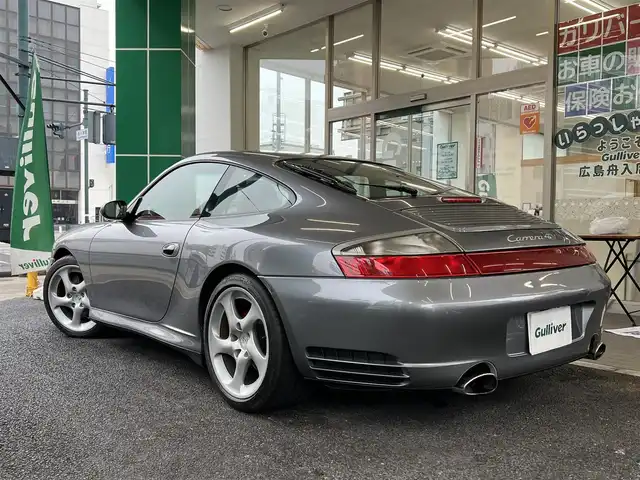 ポルシェ ９１１ カレラ4 S 広島県 2003(平15)年 5.5万km シールグレー 走行距離54575km（入庫時）/　社外ディスプレイオーディオ/　純正18インチアルミホイール/　本革シート（赤色）/　フロントパワーシート（運転席：メモリ付き）/　フロントシートヒーター/　ティプトロニック/　ETC/　ルーフ：アルカンターラ（内）/　バックカメラ/　キーレスキー/○タイヤサイズ/・フロント：225/40/18/・リア：295/30/18